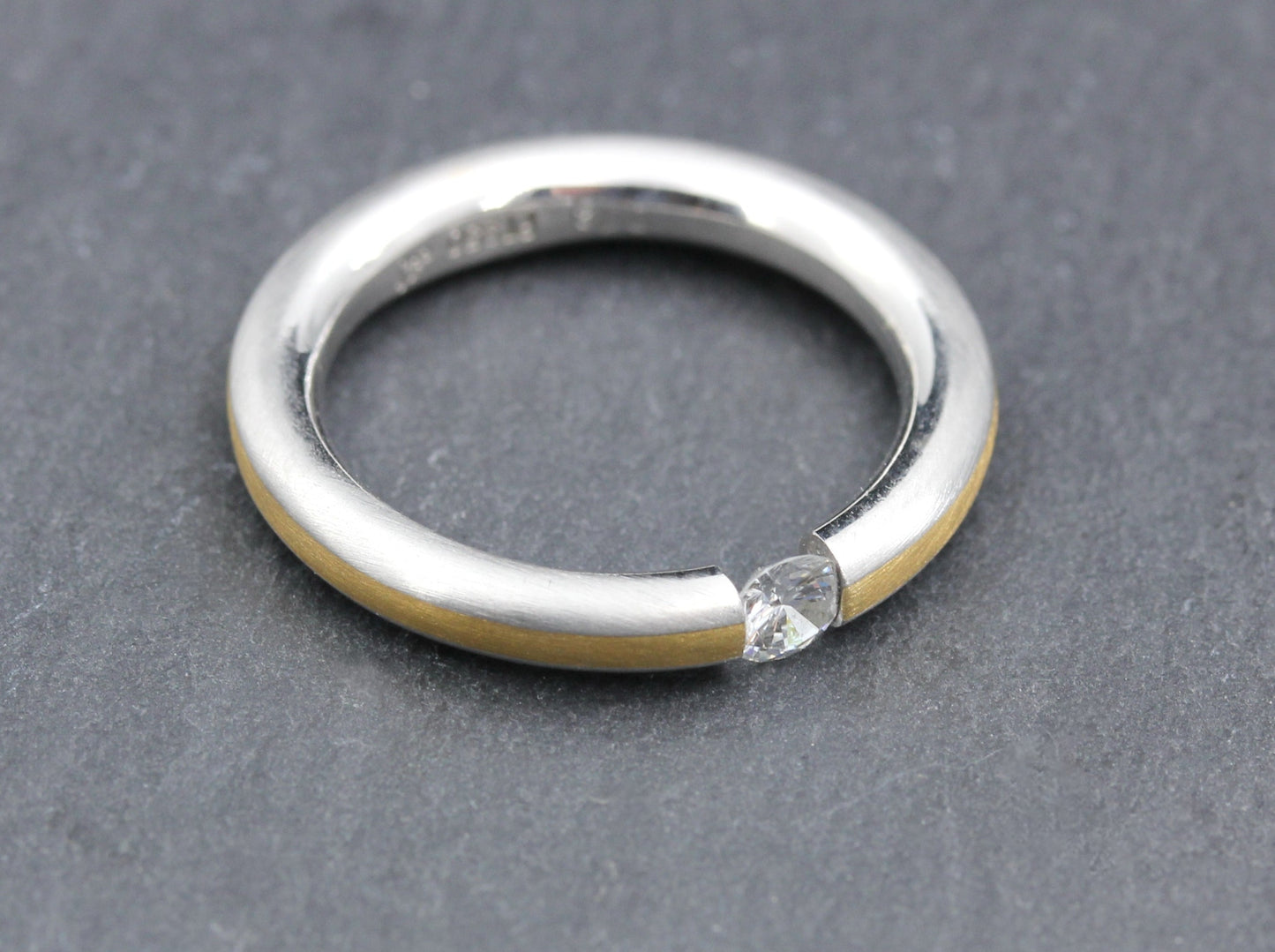 Exklusiver Designer SPANNRING mit BRILLANT Solitär | 950er Platin & 750er Gold