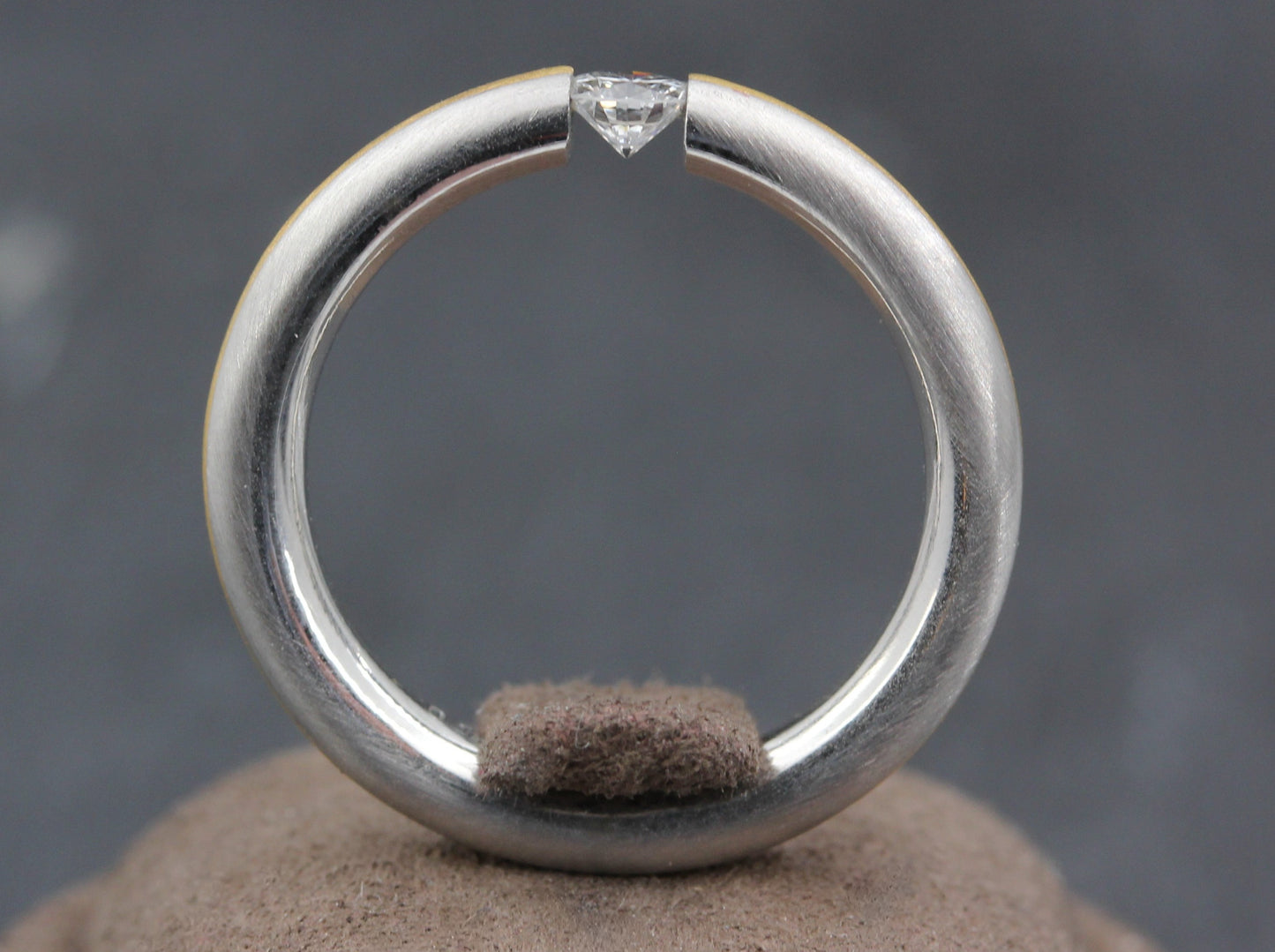 Exklusiver Designer SPANNRING mit BRILLANT Solitär | 950er Platin & 750er Gold