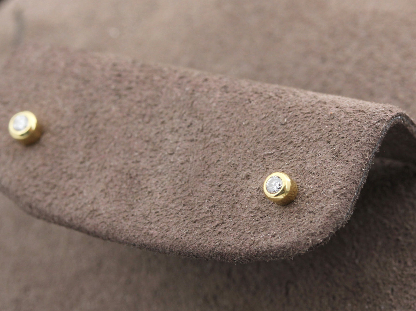 Zarte kleine mini OHRSTECKER mit BRILLANT | Solitär | 0,06ct. | 585er Gelbgold