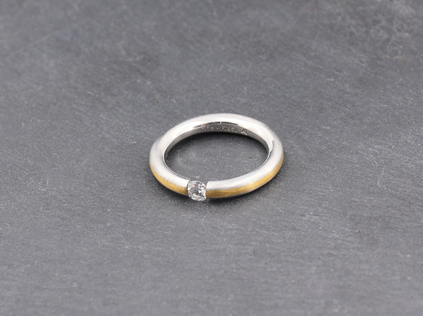 Exklusiver Designer SPANNRING mit BRILLANT Solitär | 950er Platin & 750er Gold