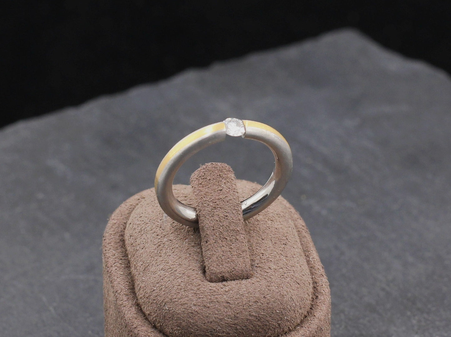 Exklusiver Designer SPANNRING mit BRILLANT Solitär | 950er Platin & 750er Gold