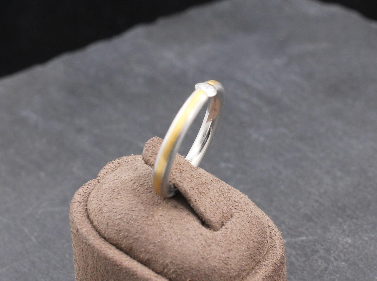 Exklusiver Designer SPANNRING mit BRILLANT Solitär | 950er Platin & 750er Gold