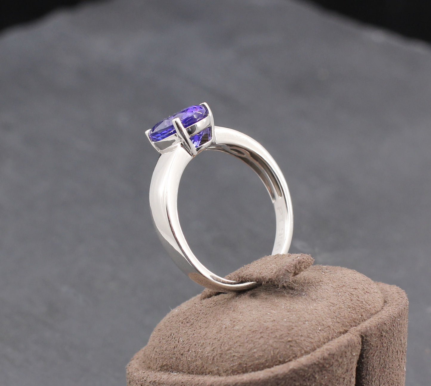 Exklusiver klassischer RING mit TANSANIT Solitär | 2,5ct. | 950er Platin