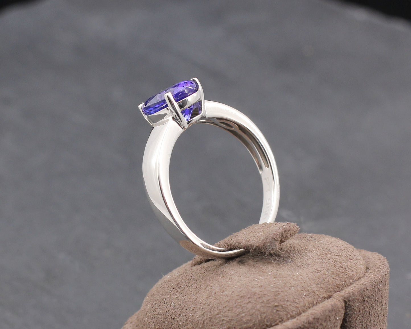 Exklusiver klassischer RING mit TANSANIT Solitär | 2,5ct. | 950er Platin