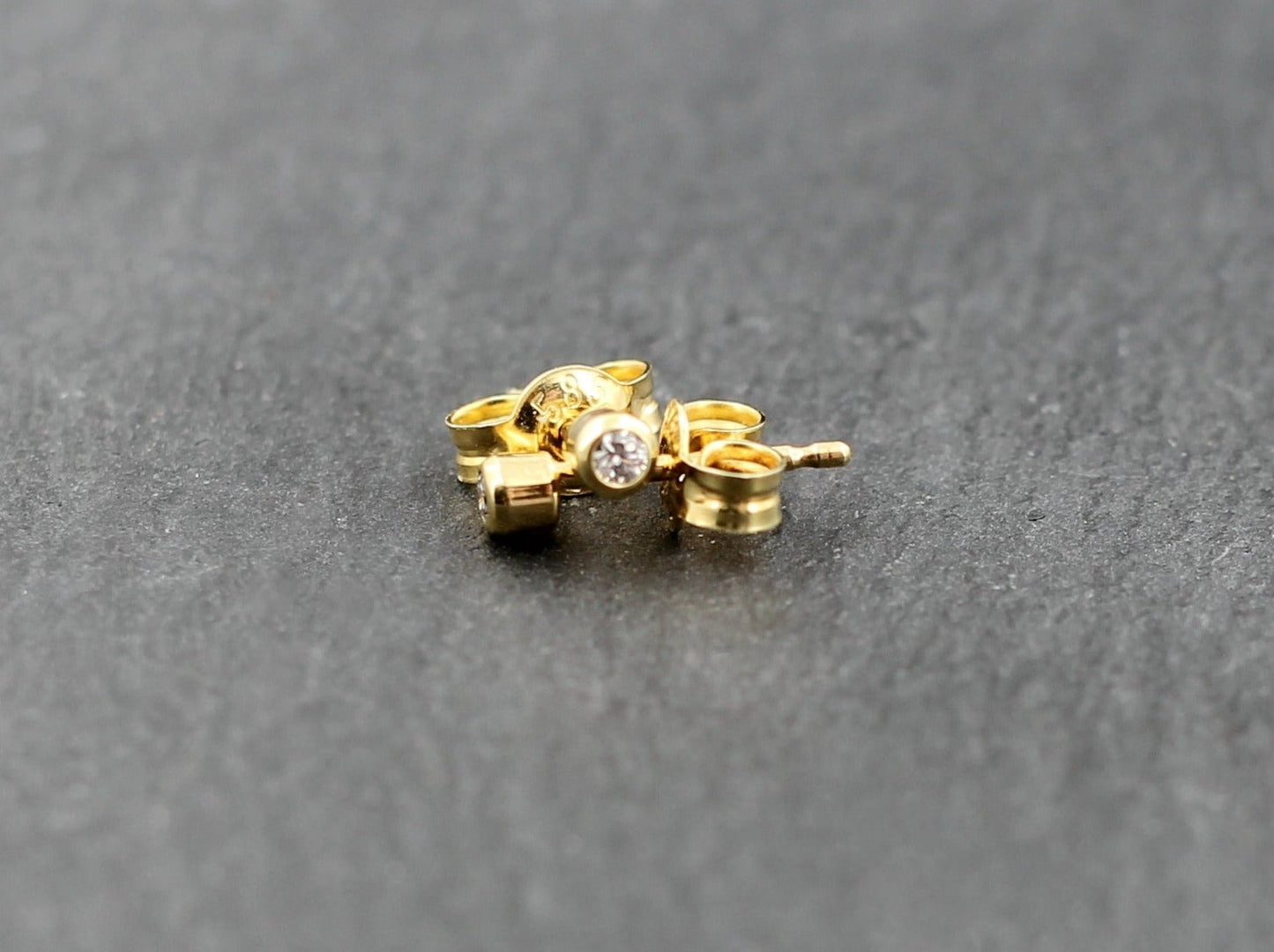 Zarte kleine mini OHRSTECKER mit BRILLANT | Solitär | 0,06ct. | 585er Gelbgold
