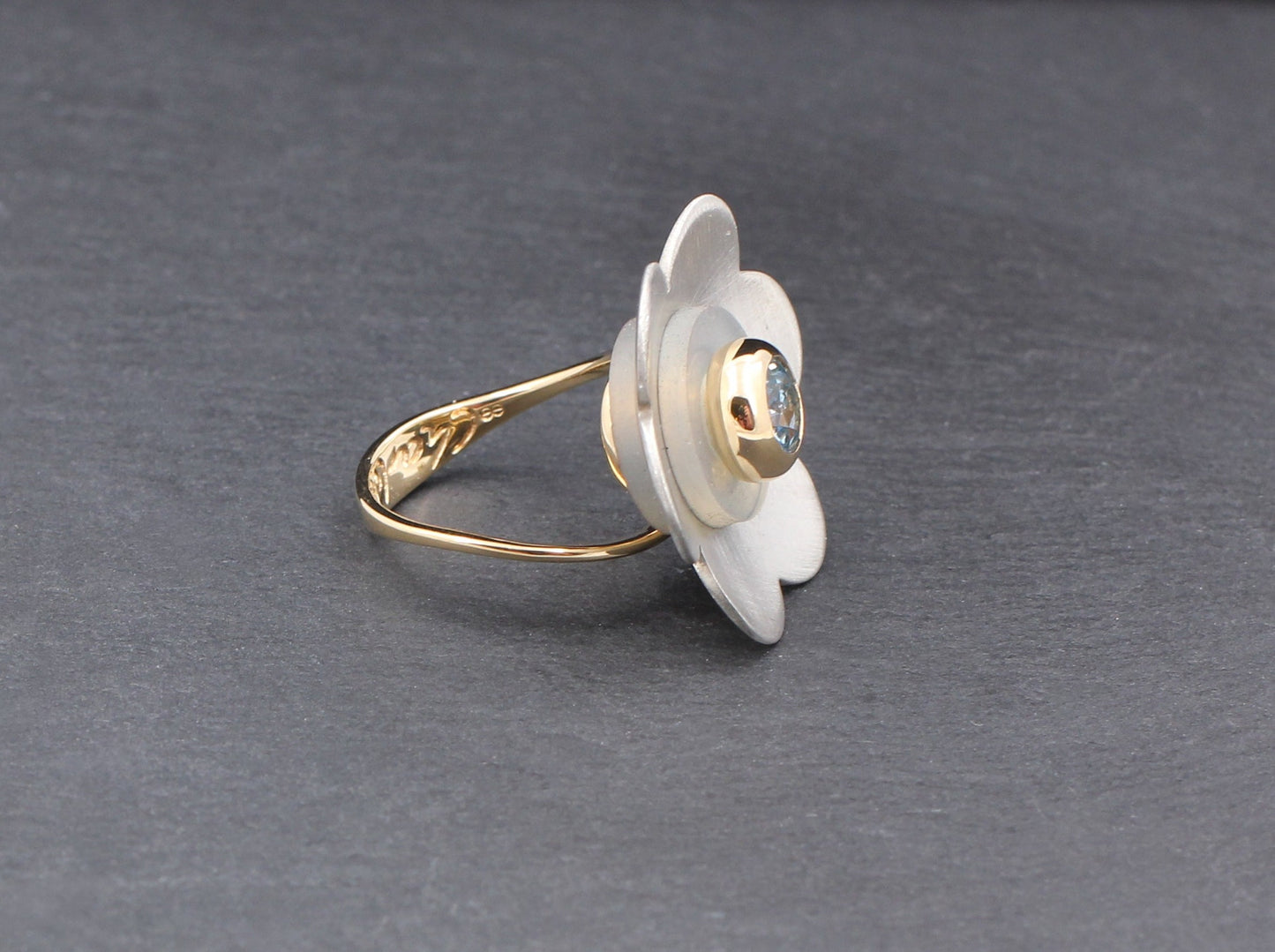 EHINGER SCHWARZ Charlotte - Designer RING mit hellblauem FARBSTEIN | 750er Gold