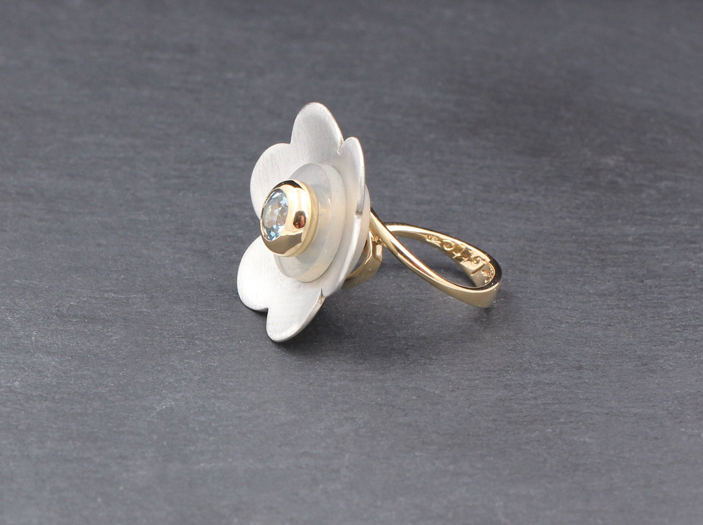 EHINGER SCHWARZ Charlotte - Designer RING mit hellblauem FARBSTEIN | 750er Gold