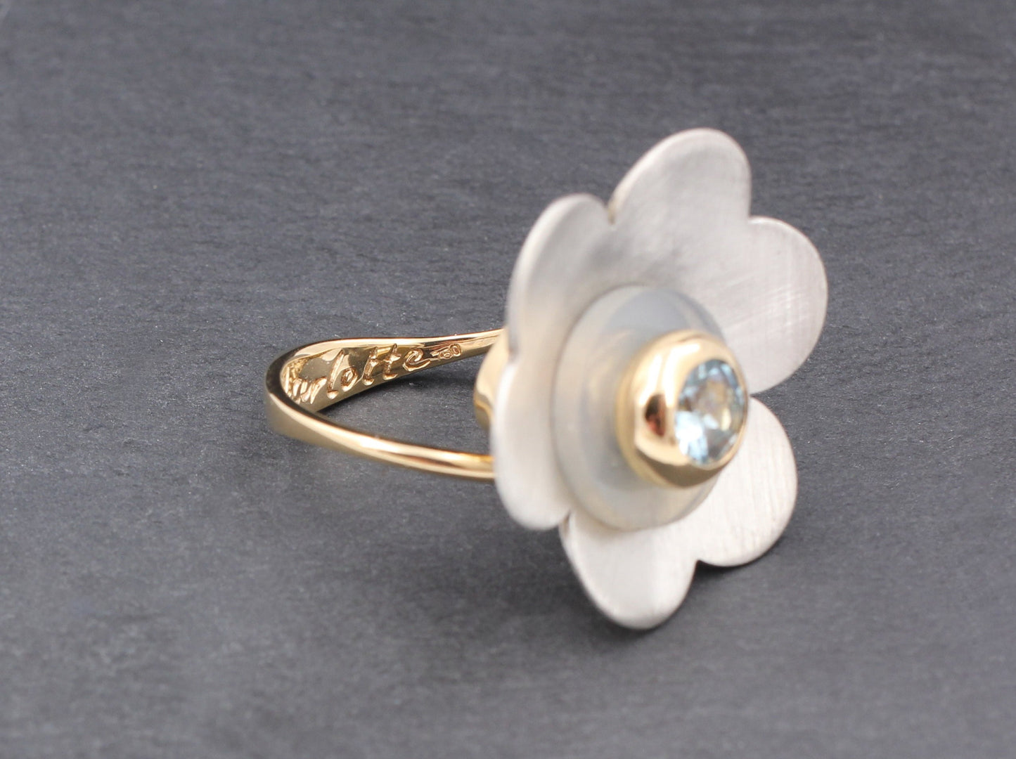 EHINGER SCHWARZ Charlotte - Designer RING mit hellblauem FARBSTEIN | 750er Gold