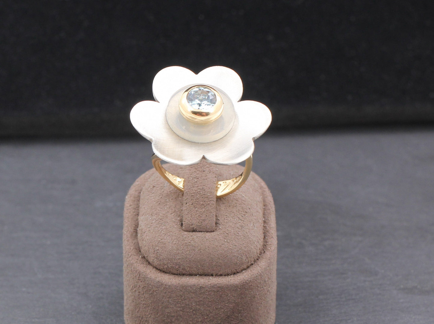 EHINGER SCHWARZ Charlotte - Designer RING mit hellblauem FARBSTEIN | 750er Gold