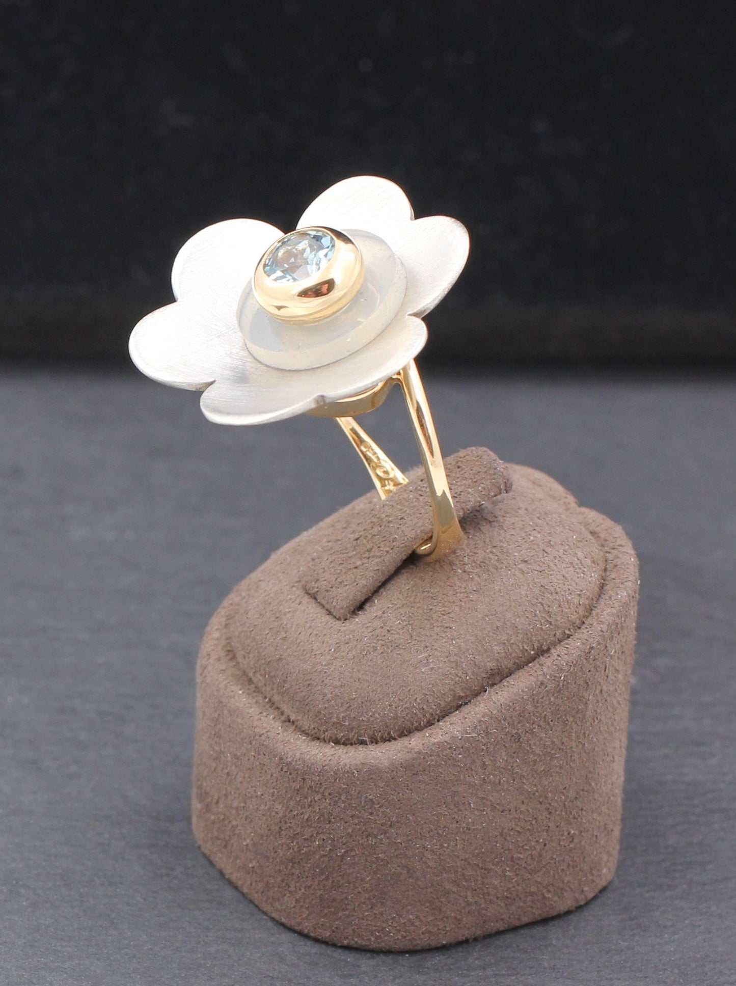 EHINGER SCHWARZ Charlotte - Designer RING mit hellblauem FARBSTEIN | 750er Gold