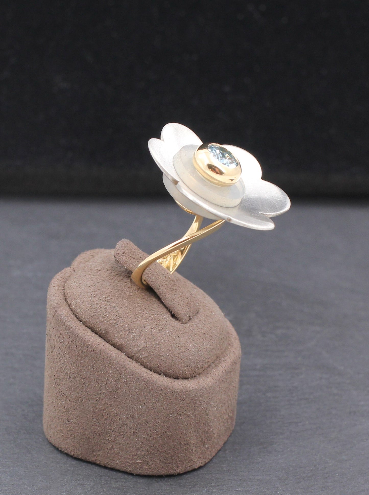 EHINGER SCHWARZ Charlotte - Designer RING mit hellblauem FARBSTEIN | 750er Gold