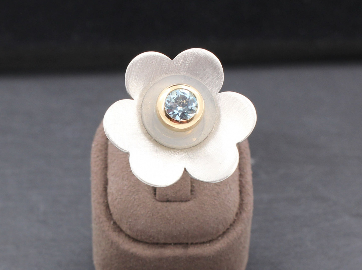 EHINGER SCHWARZ Charlotte - Designer RING mit hellblauem FARBSTEIN | 750er Gold
