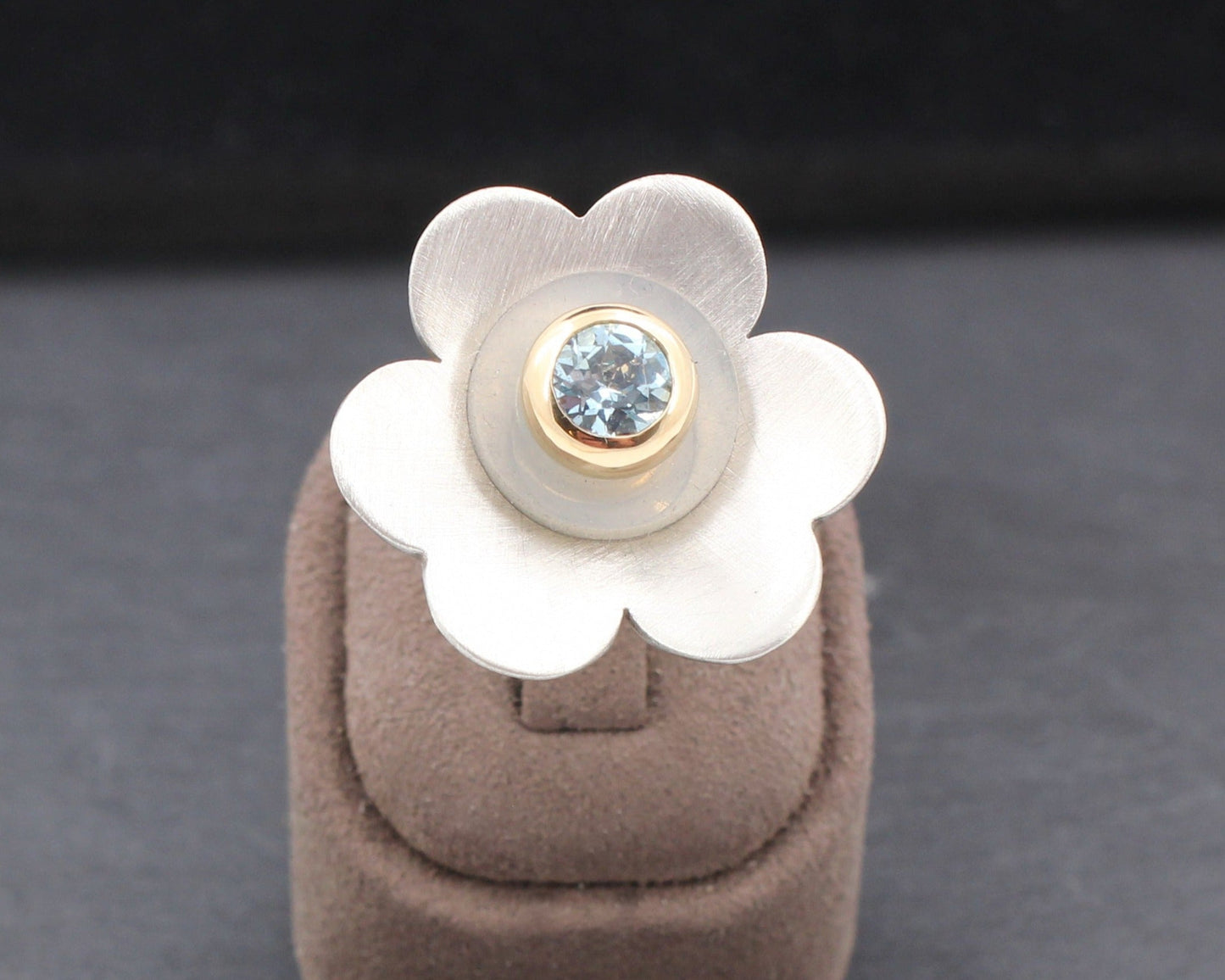 EHINGER SCHWARZ Charlotte - Designer RING mit hellblauem AQUAMARIN | 750er Gold