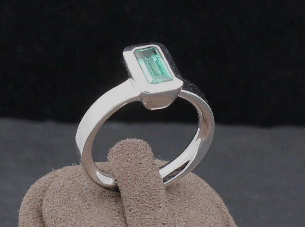 Exklusiver klassischer RING mit SMARAGD Solitär | 0,72ct. | 750er Weißgold