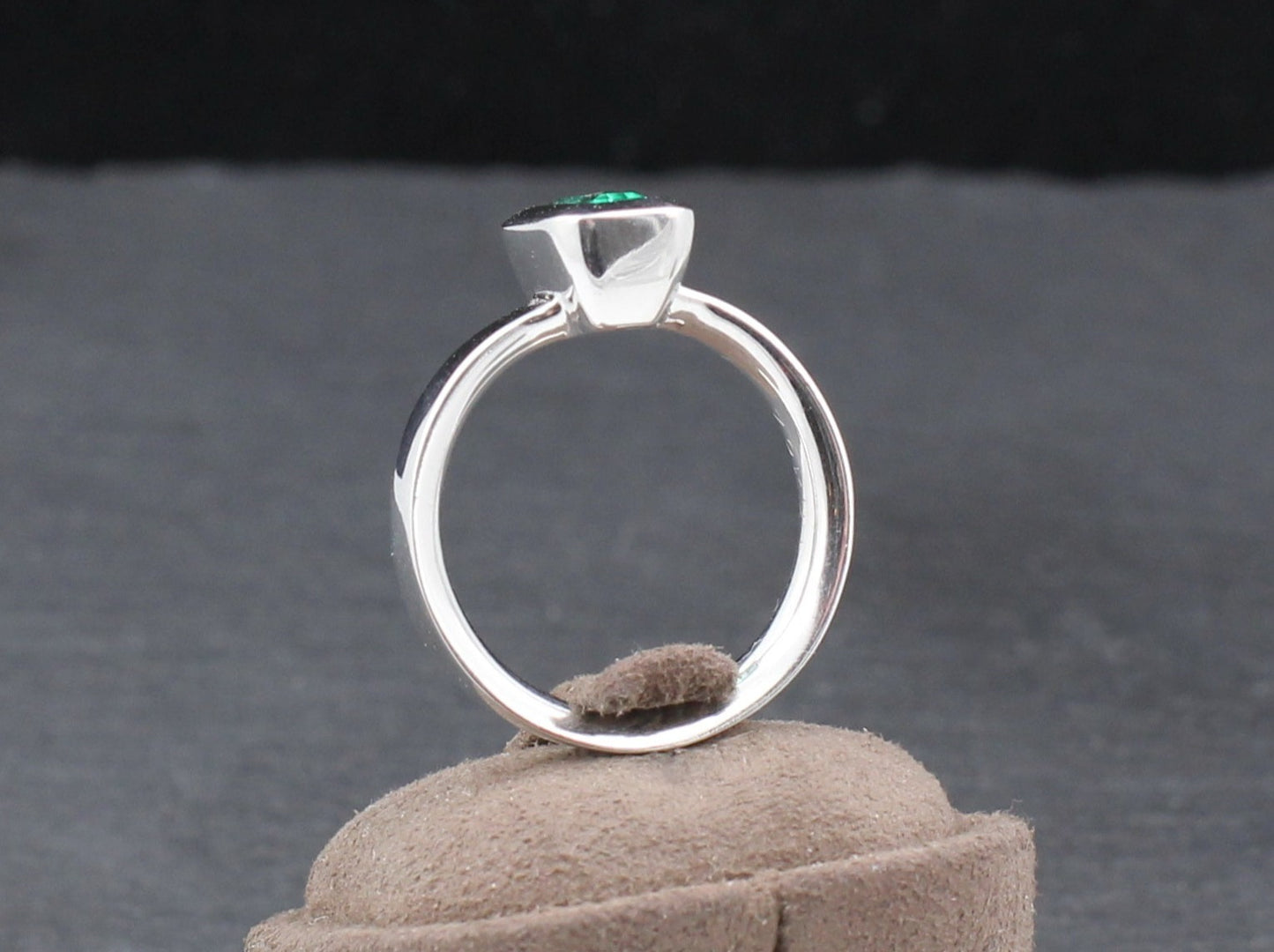 Exklusiver klassischer RING mit SMARAGD Solitär | 0,72ct. | 750er Weißgold
