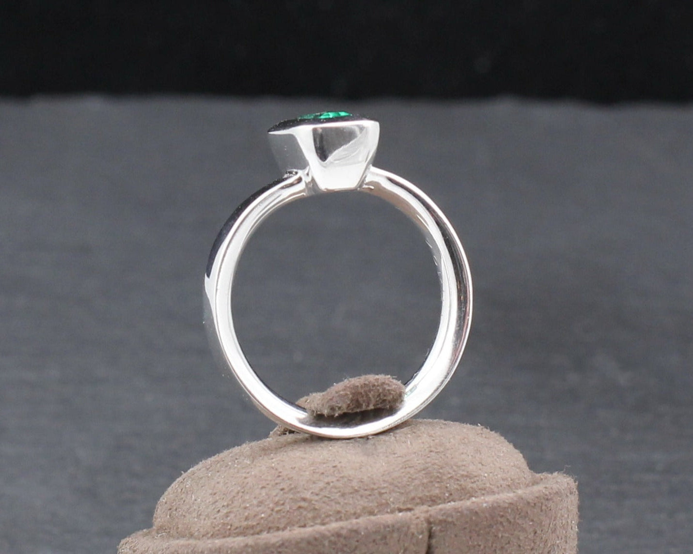 Exklusiver klassischer RING mit SMARAGD Solitär | 0,72ct. | 750er Weißgold