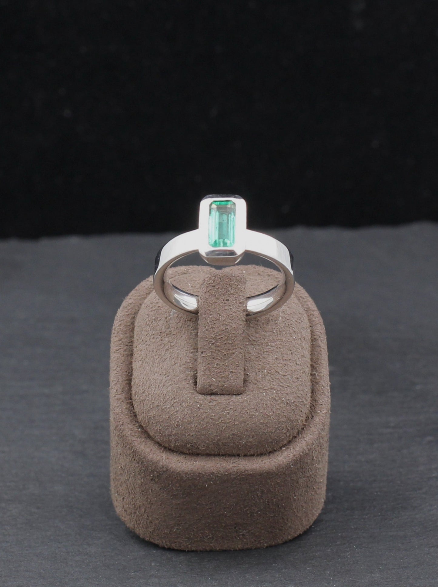 Exklusiver klassischer RING mit SMARAGD Solitär | 0,72ct. | 750er Weißgold
