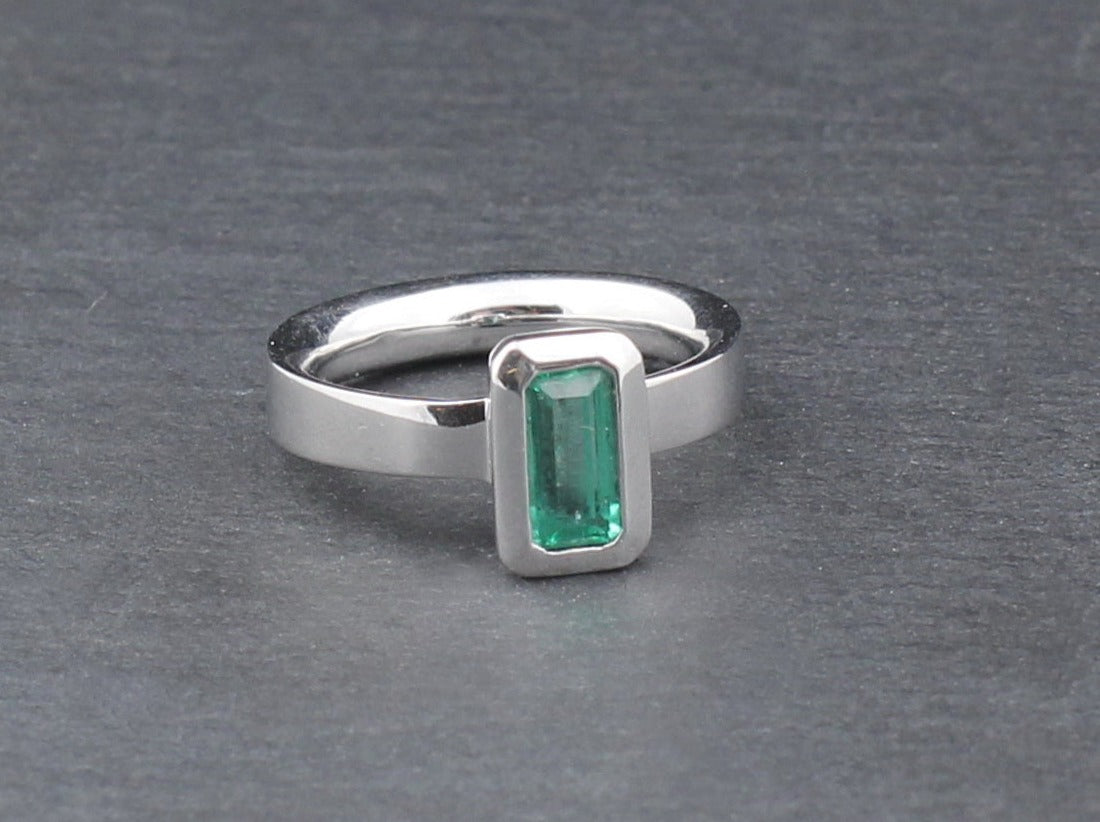 Exklusiver klassischer RING mit SMARAGD Solitär | 0,72ct. | 750er Weißgold