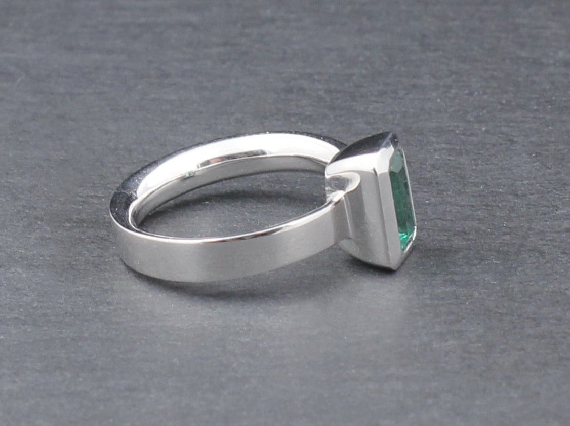 Exklusiver klassischer RING mit SMARAGD Solitär | 0,72ct. | 750er Weißgold