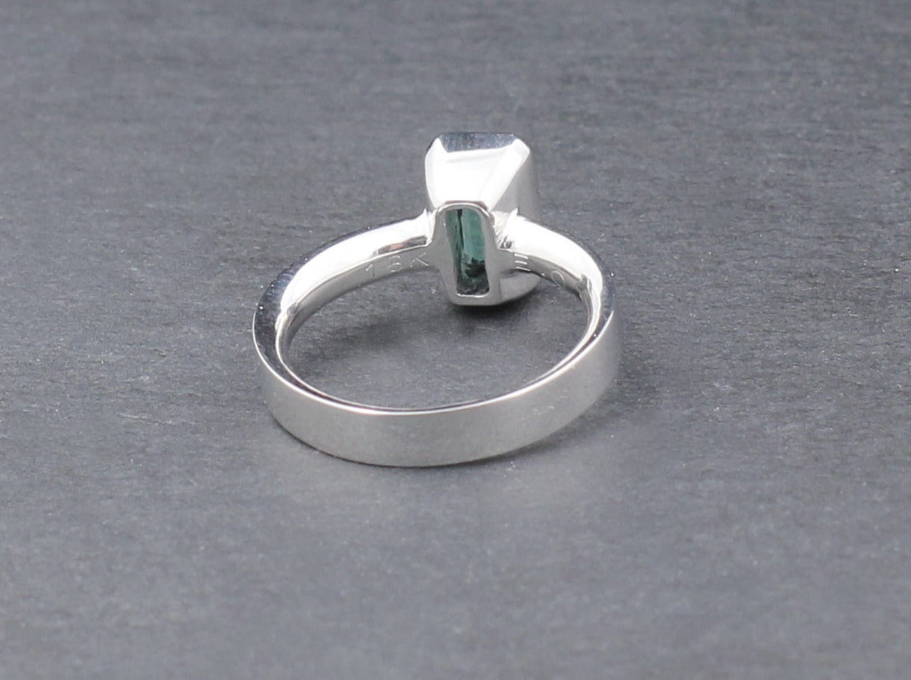 Exklusiver klassischer RING mit SMARAGD Solitär | 0,72ct. | 750er Weißgold