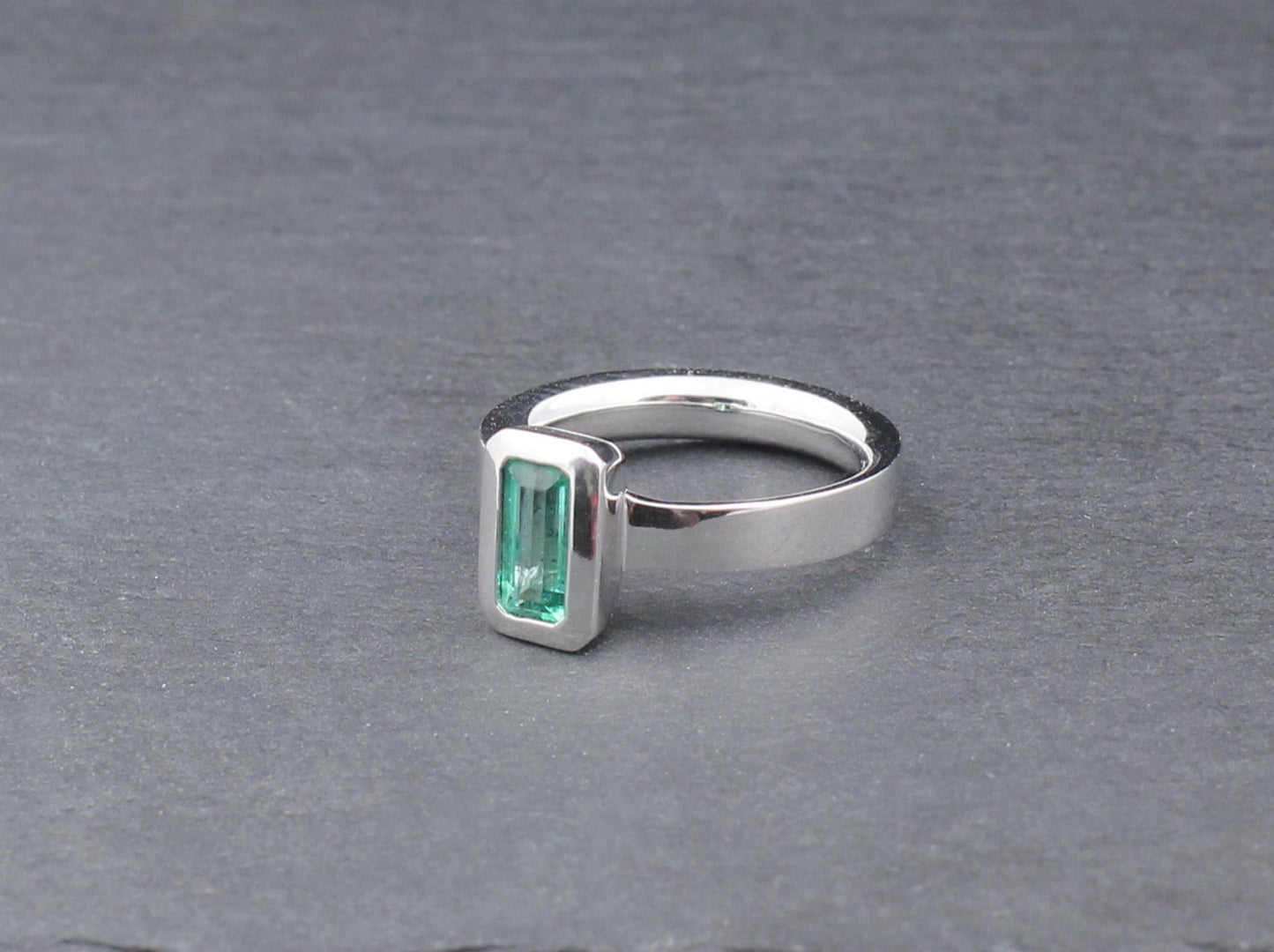 Exklusiver klassischer RING mit SMARAGD Solitär | 0,72ct. | 750er Weißgold