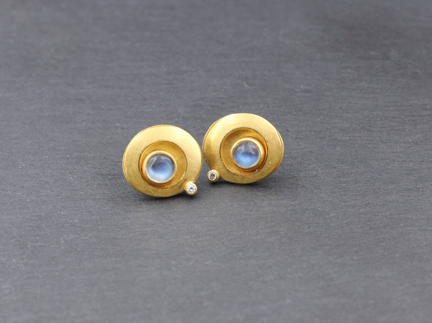 Goldschmiede OHRSTECKER mit MONDSTEIN & BRILLANT | 900er Gelbgold