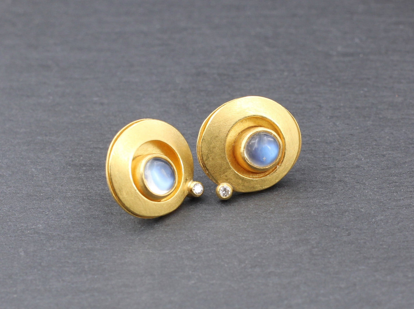Goldschmiede OHRSTECKER mit MONDSTEIN & BRILLANT | 900er Gelbgold