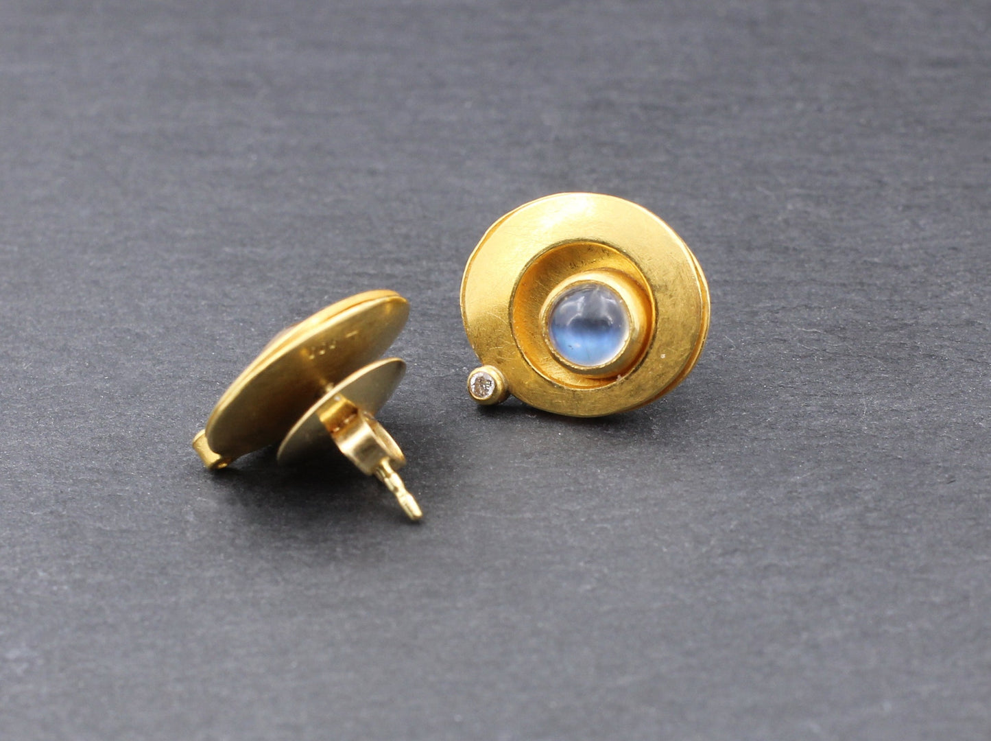 Goldschmiede OHRSTECKER mit MONDSTEIN & BRILLANT | 900er Gelbgold