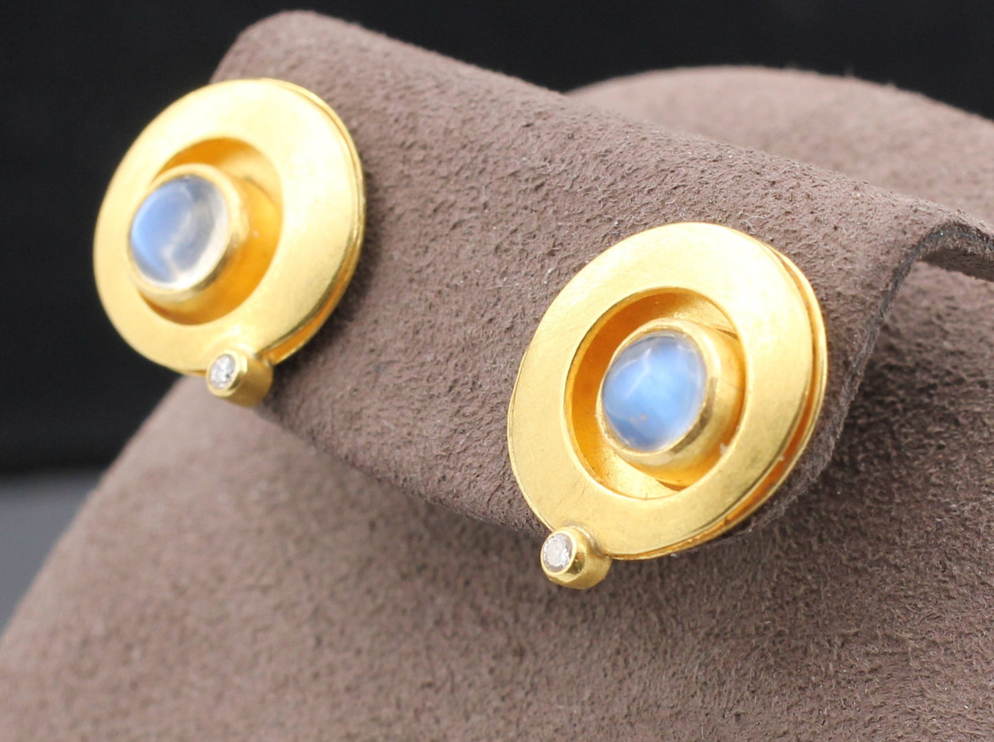 Goldschmiede OHRSTECKER mit MONDSTEIN & BRILLANT | 900er Gelbgold