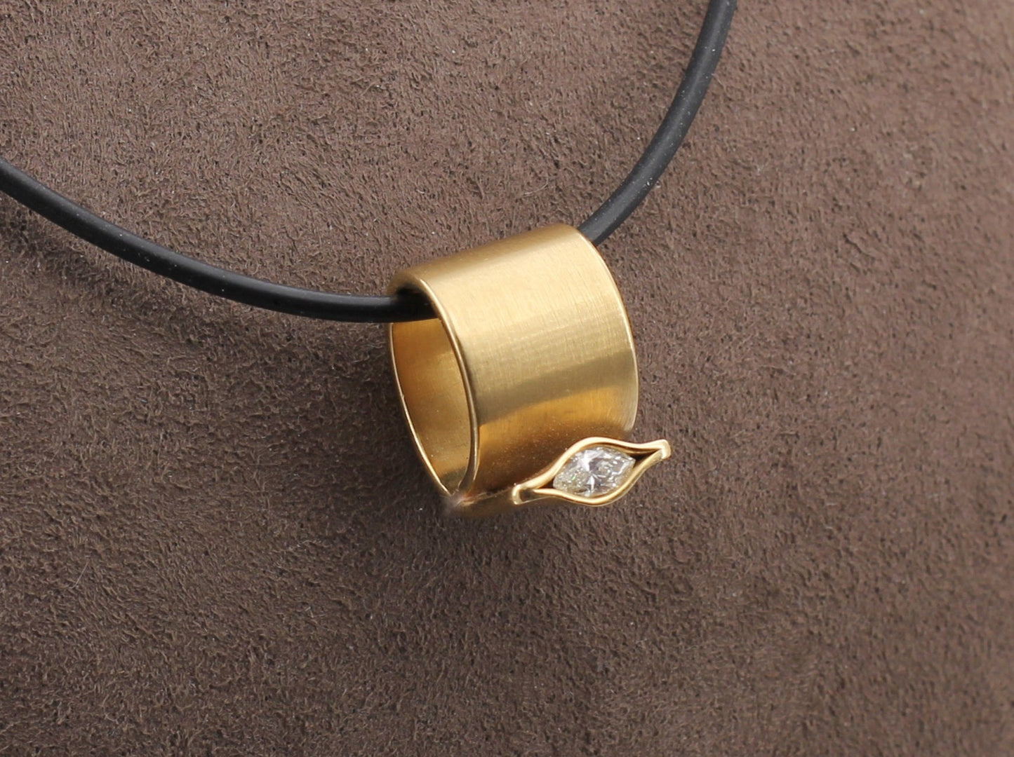 NORBERT MUERRLE Designer ANHÄNGER " Kobra " mit 0,20ct. DIAMANT | 750 Gelbgold