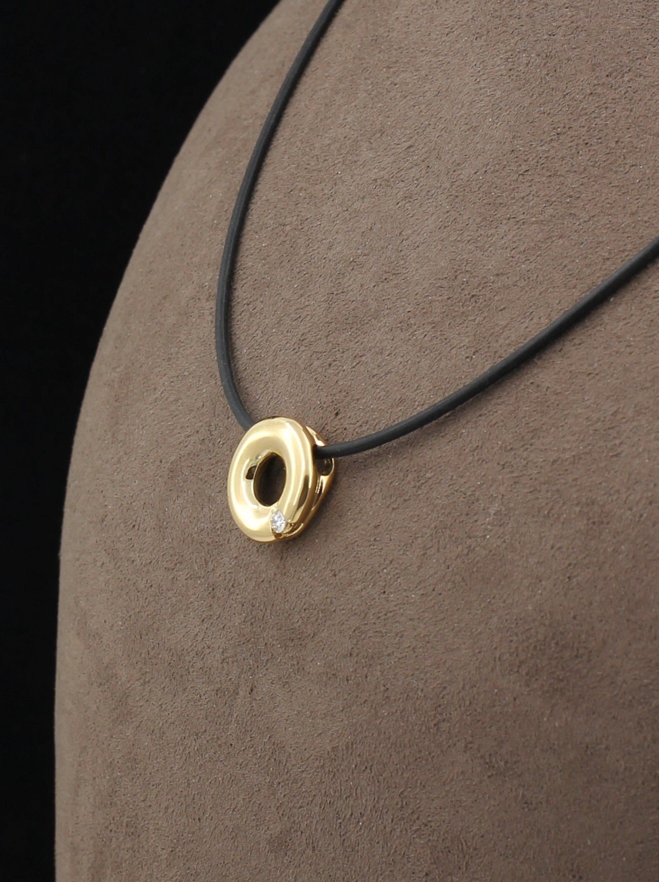 Moderner Designer ANHÄNGER mit 0,08ct. DIAMANT | rund | 750 Gelbgold
