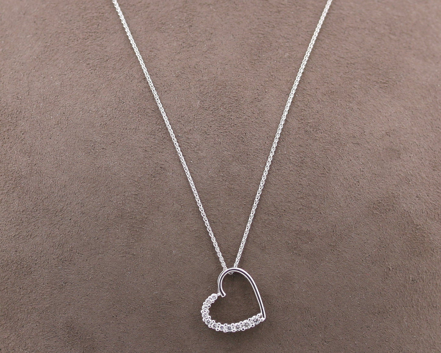 CHRIST Designer ANHÄNGER mit 11 BRILLANTEN | Herz | + Kette | 585 Weißgold