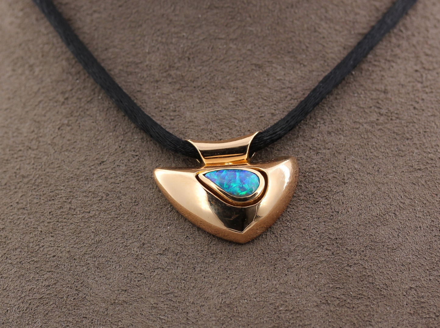 Wunderschöner ANHÄNGER mit BLACKOPAL | 900er Roségold | GOLDSCHMIEDEARBEIT