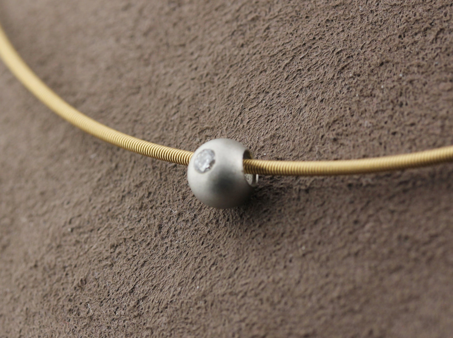BUNZ Moderner HALSREIF + BRILLANTKUGEL | 1,3mm / 38cm | 750 Gold + 950 Platin
