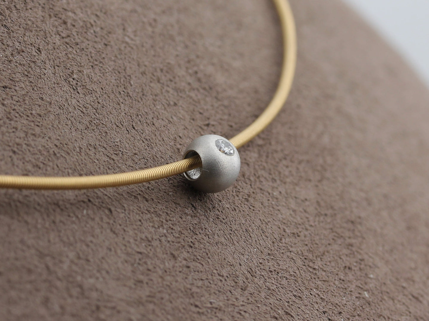 BUNZ Moderner HALSREIF + BRILLANTKUGEL | 1,3mm / 38cm | 750 Gold + 950 Platin