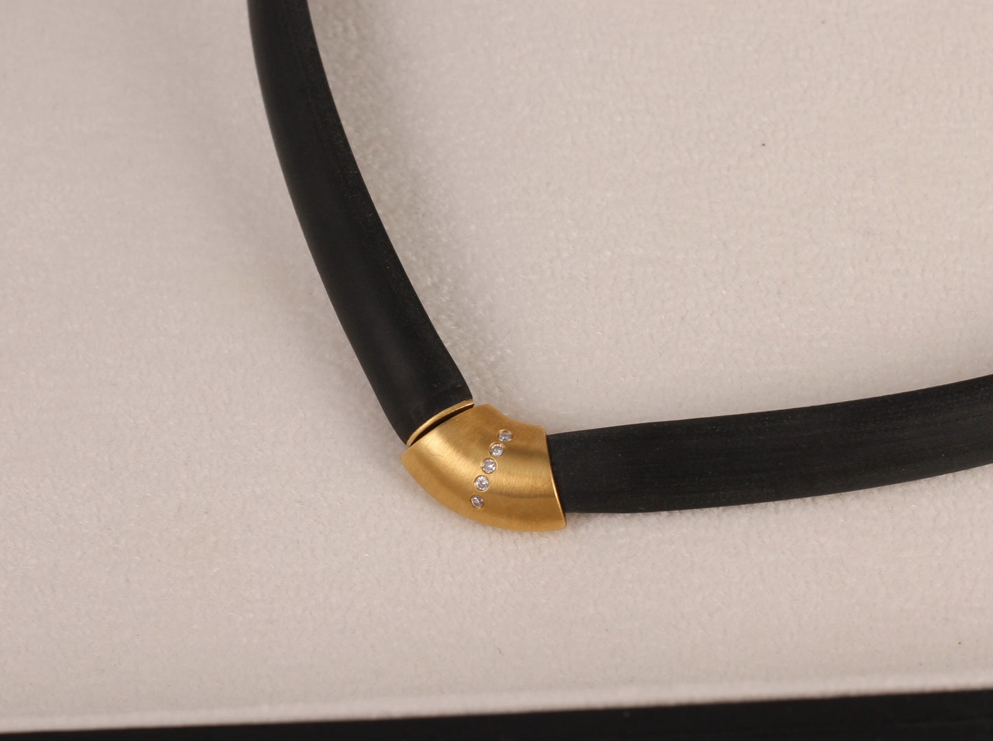 BUNZ Designer COLLIER mit 3 BRILLANTEN | 0,15ct. | 750er Gold & Kautschuk | + Box