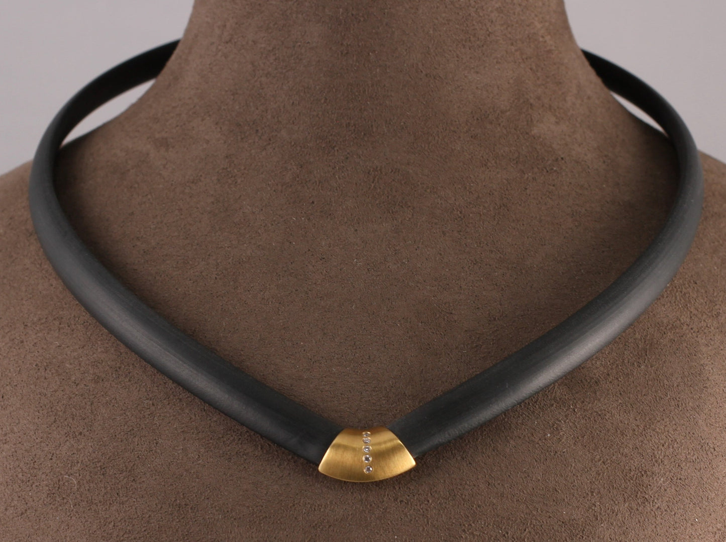 BUNZ Designer COLLIER mit 3 BRILLANTEN | 0,15ct. | 750er Gold & Kautschuk | + Box