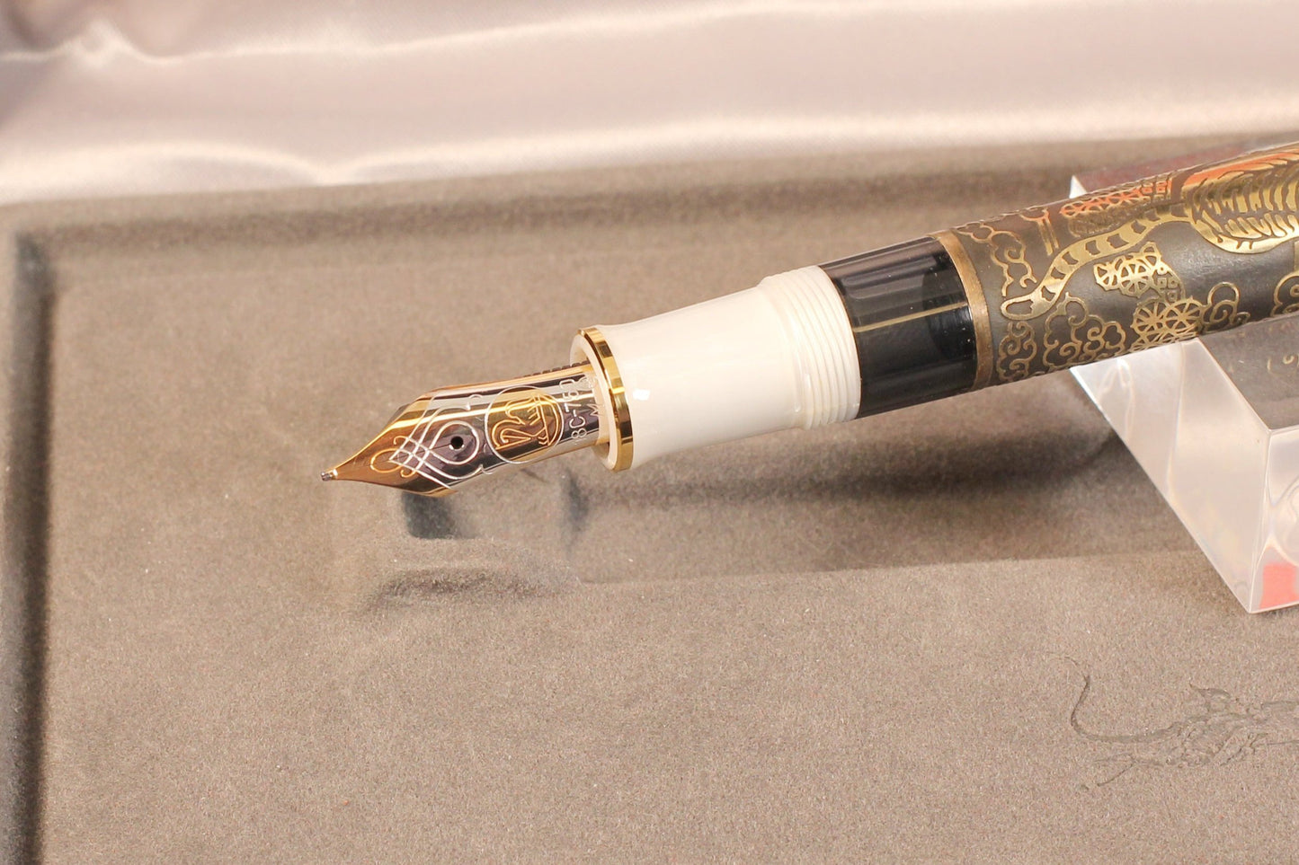 PELIKAN Tale of the White Tiger FÜLLFEDERHALTER | ASIA LIMITED EDITION