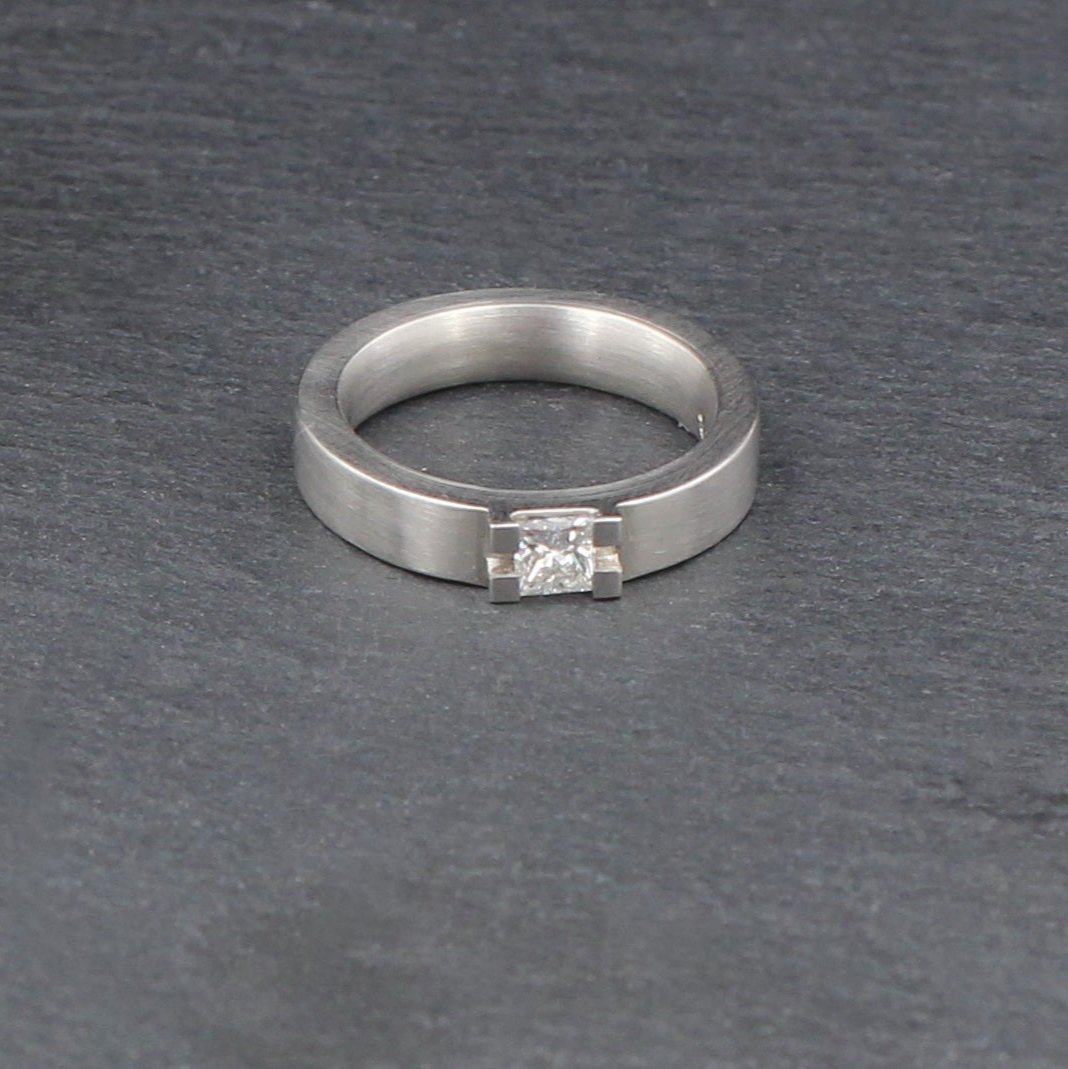 Klassischer RING mit DIAMANT Solitär | Princess / 0,27ct. | 950er Platin