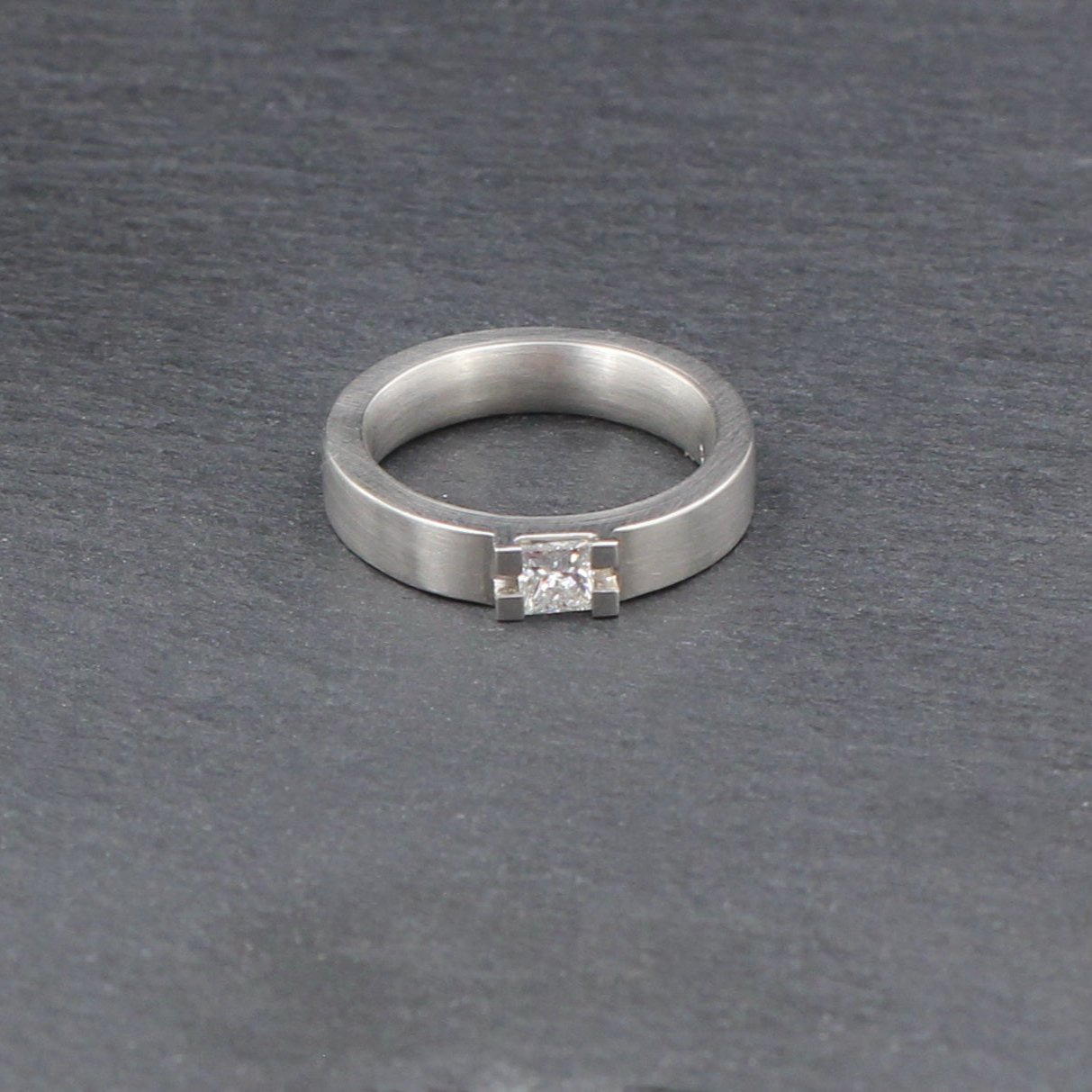 Klassischer RING mit DIAMANT Solitär | Princess / 0,27ct. | 950er Platin