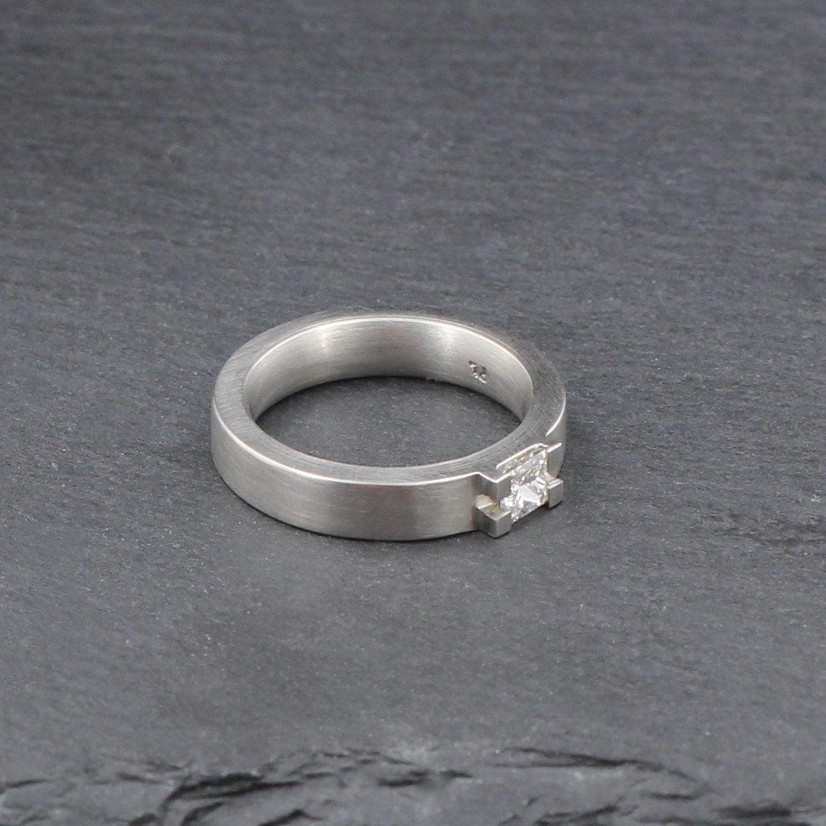 Klassischer RING mit DIAMANT Solitär | Princess / 0,27ct. | 950er Platin