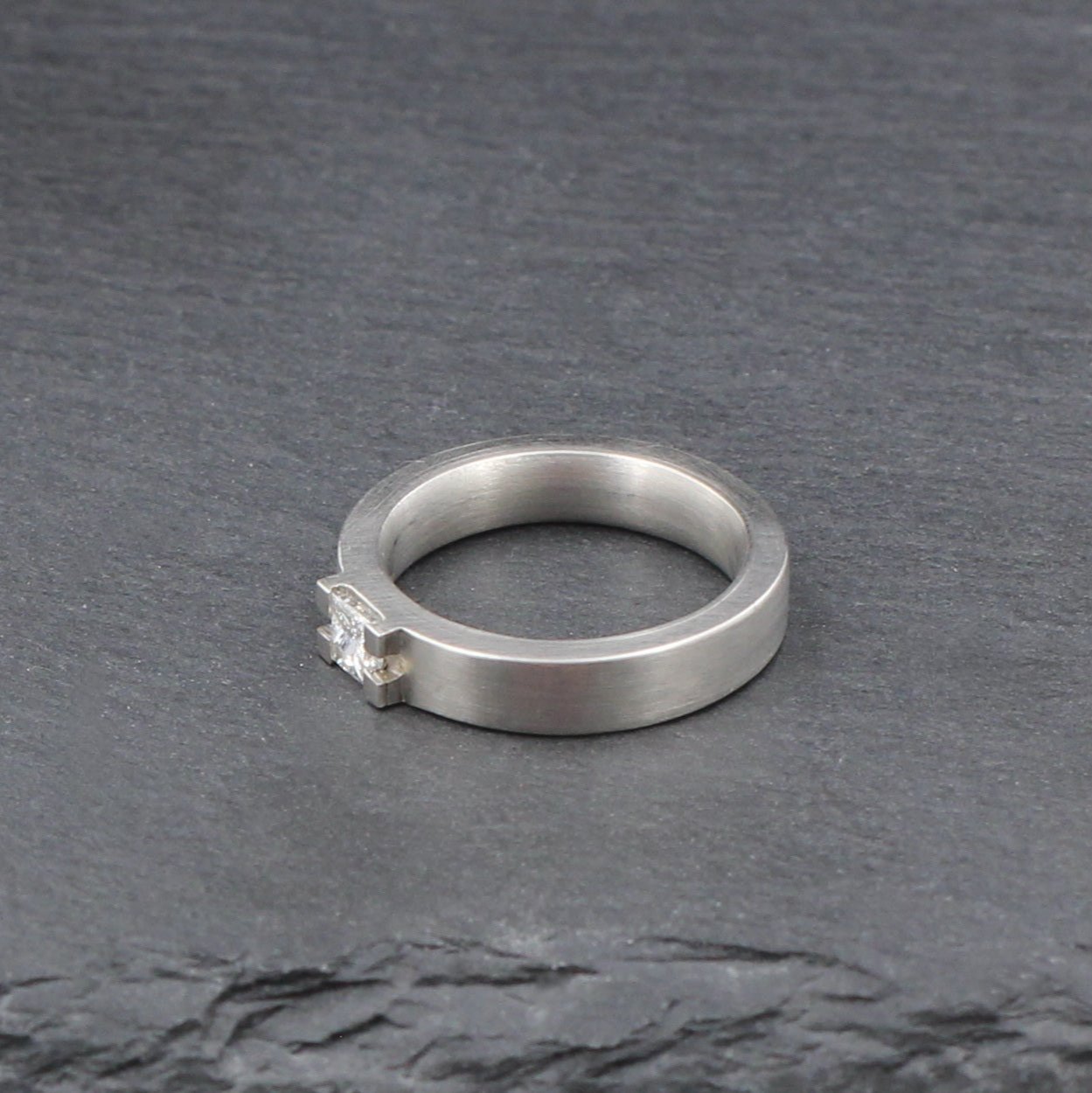 Klassischer RING mit DIAMANT Solitär | Princess / 0,27ct. | 950er Platin