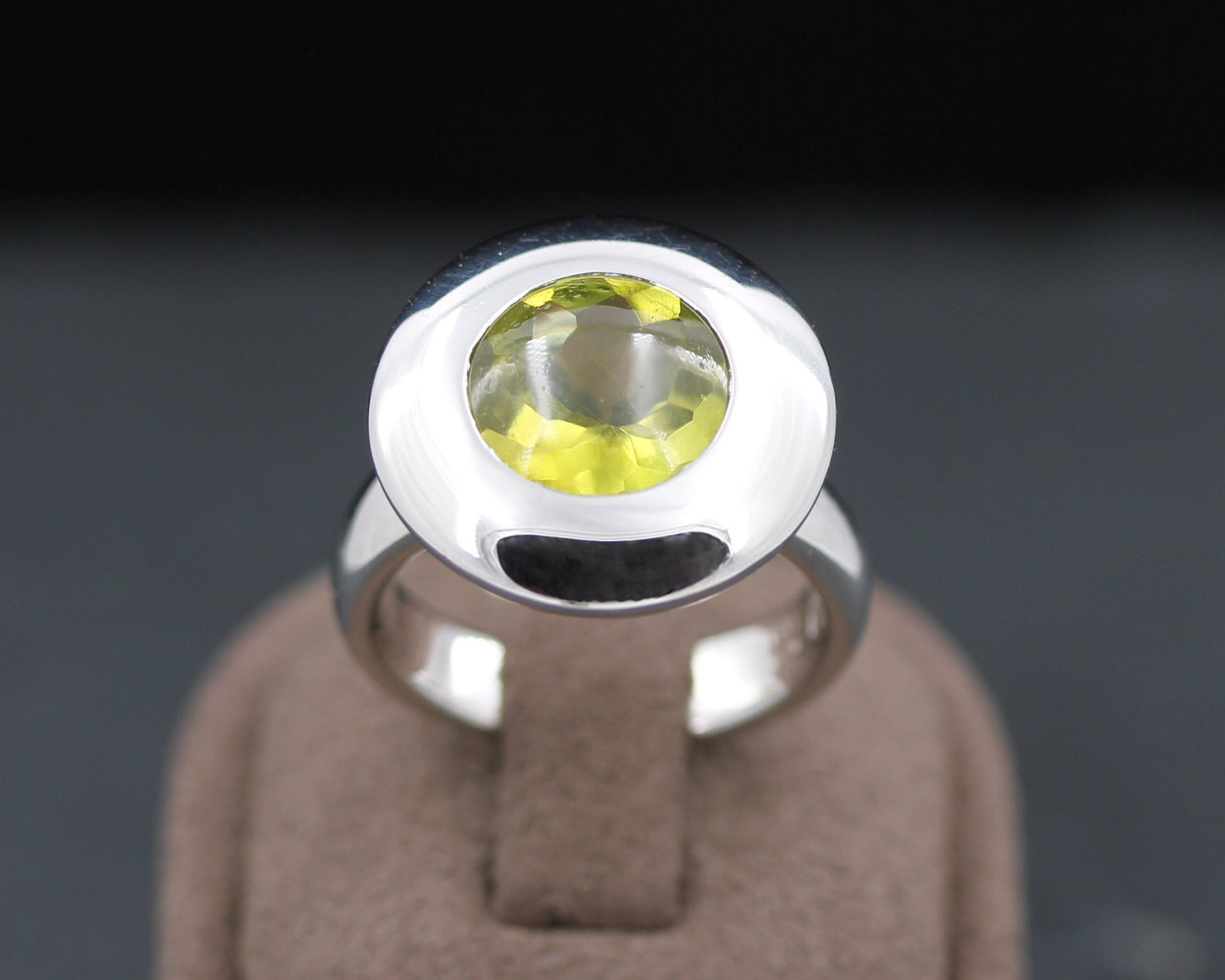 TAMARA COMOLLI Sloppy - Designer RING mit einem PERIDOT | 750er Weißgold