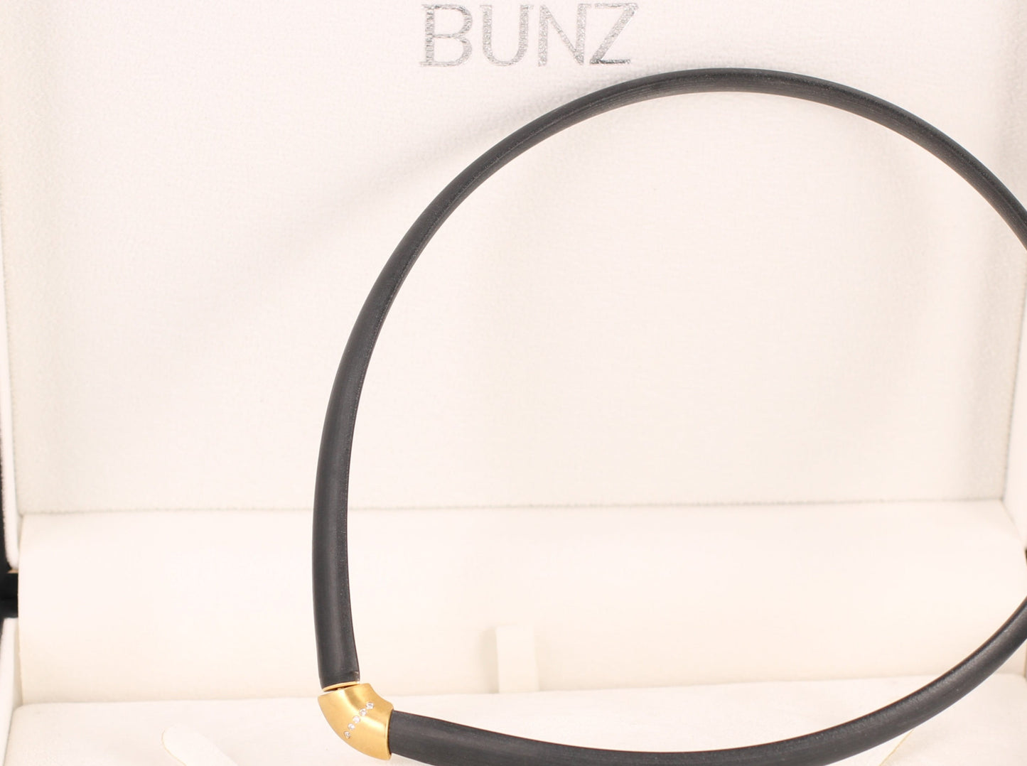 BUNZ Designer COLLIER mit 3 BRILLANTEN | 0,15ct. | 750er Gold & Kautschuk | + Box